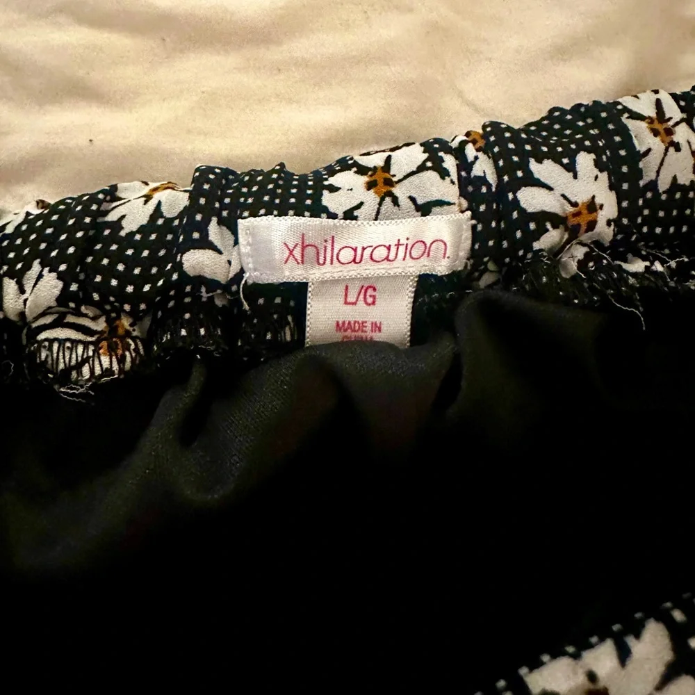 Black and white floral skirt with elastic waistband. - Picture 3 of 3